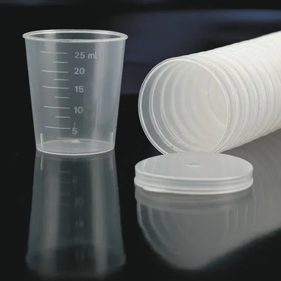 Kieliszki do leków: wybór między plastikiem a wielorazowymi rozwiązaniami