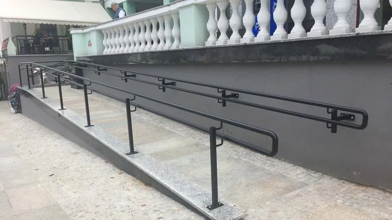 Przepisy i normy budowy podjazdów dla osób niepełnosprawnych